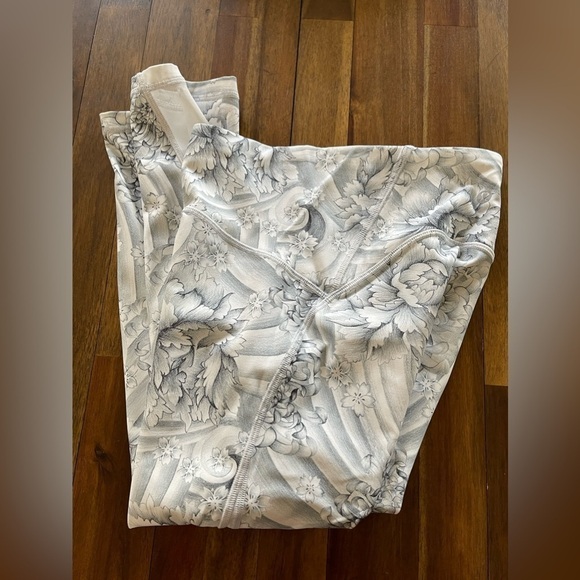 Lululemon Crop leggings flower print gray and white - Picture 8 of 13